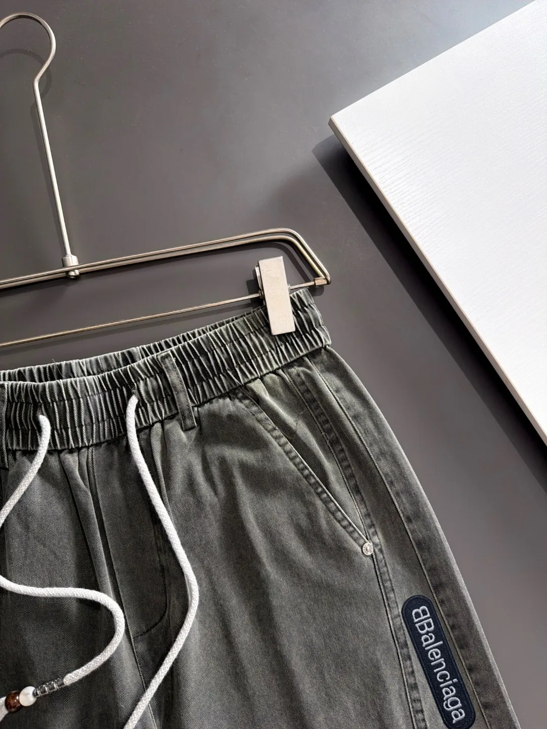 The next day we shipped the P195 Balenciaga High Quality New Arrival Elastic Casual Pants Fall/Winter 2026. The custom-made fabric at the counter has a high degree of comfort, impeccable details, and the design concept of the brand elements reflects high quality. The hand feels delicate and soft! Casual cuts and awesome upper body! Sizes: S-3XL